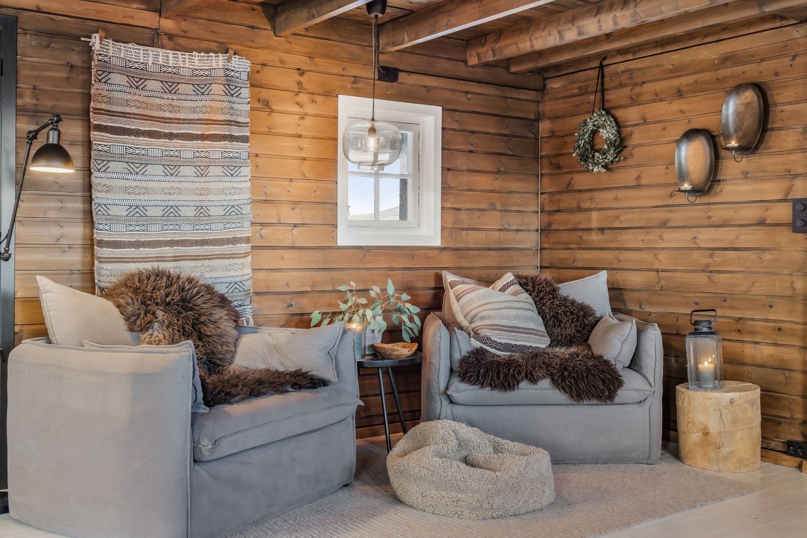 Egen møbelsone som innbyr til avslapning og gode lesestunder Galleribilde