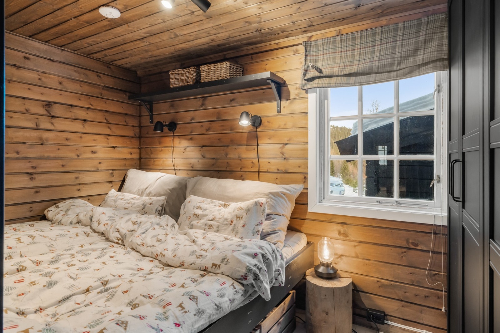 Soverom med praktisk garderobeskap Galleribilde