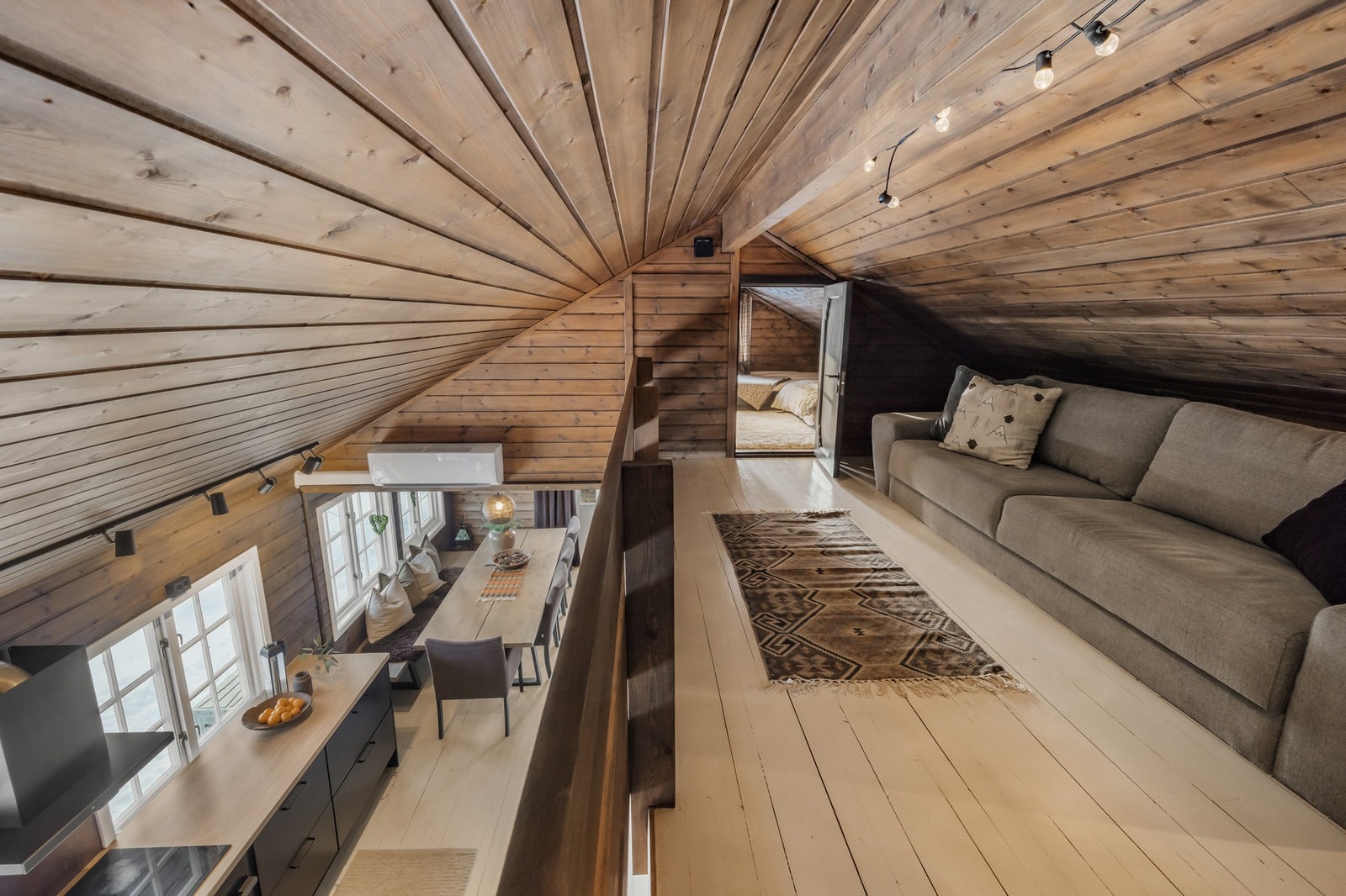 Loftet/hemsen består av gang, stue/oppholdsrom, 2 soverom og kott Galleribilde