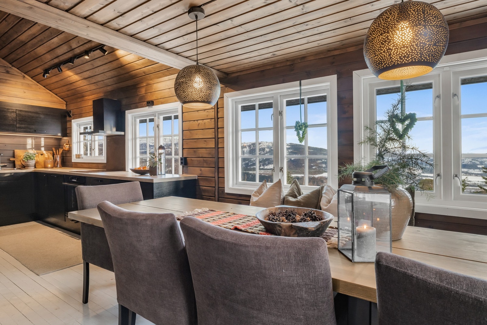 Spisesonen ligger i fin og praktisk tilknytning til kjøkkenet Galleribilde