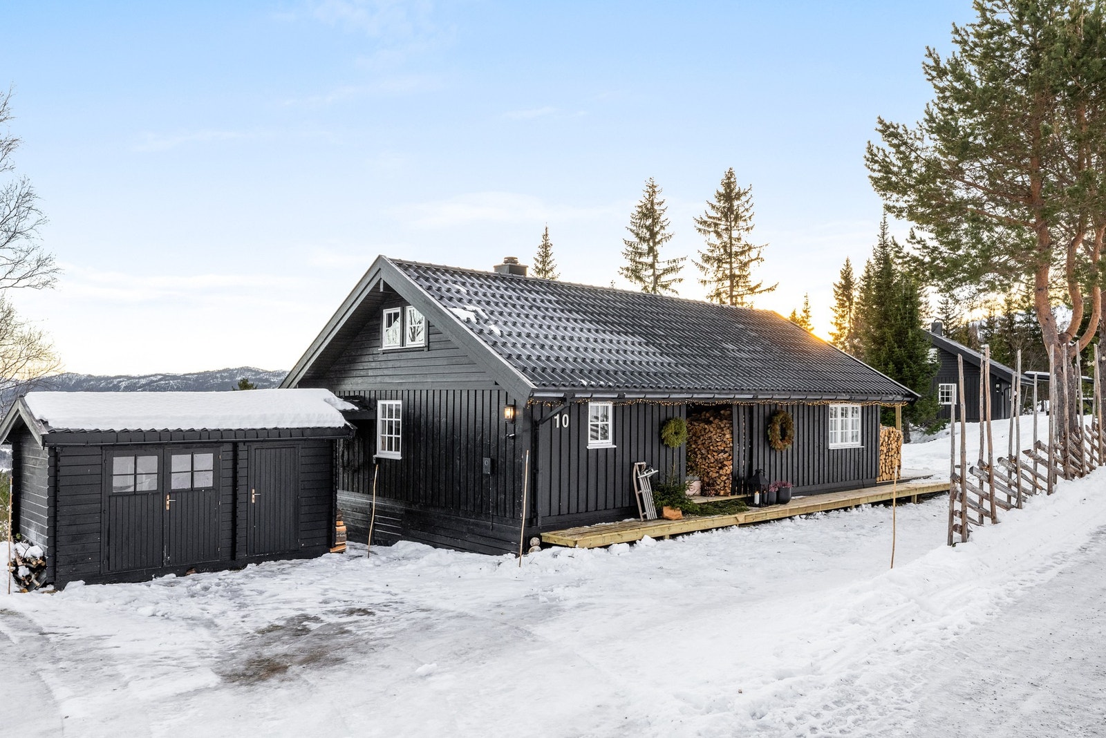 Praktisk uthus som gir ekstra lagringsplass og gjør hyttelivet enklere Galleribilde