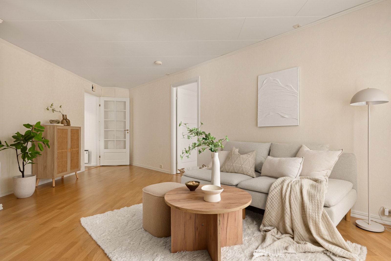 Det er plass til sofa, spisebord og TV-møblement Galleribilde