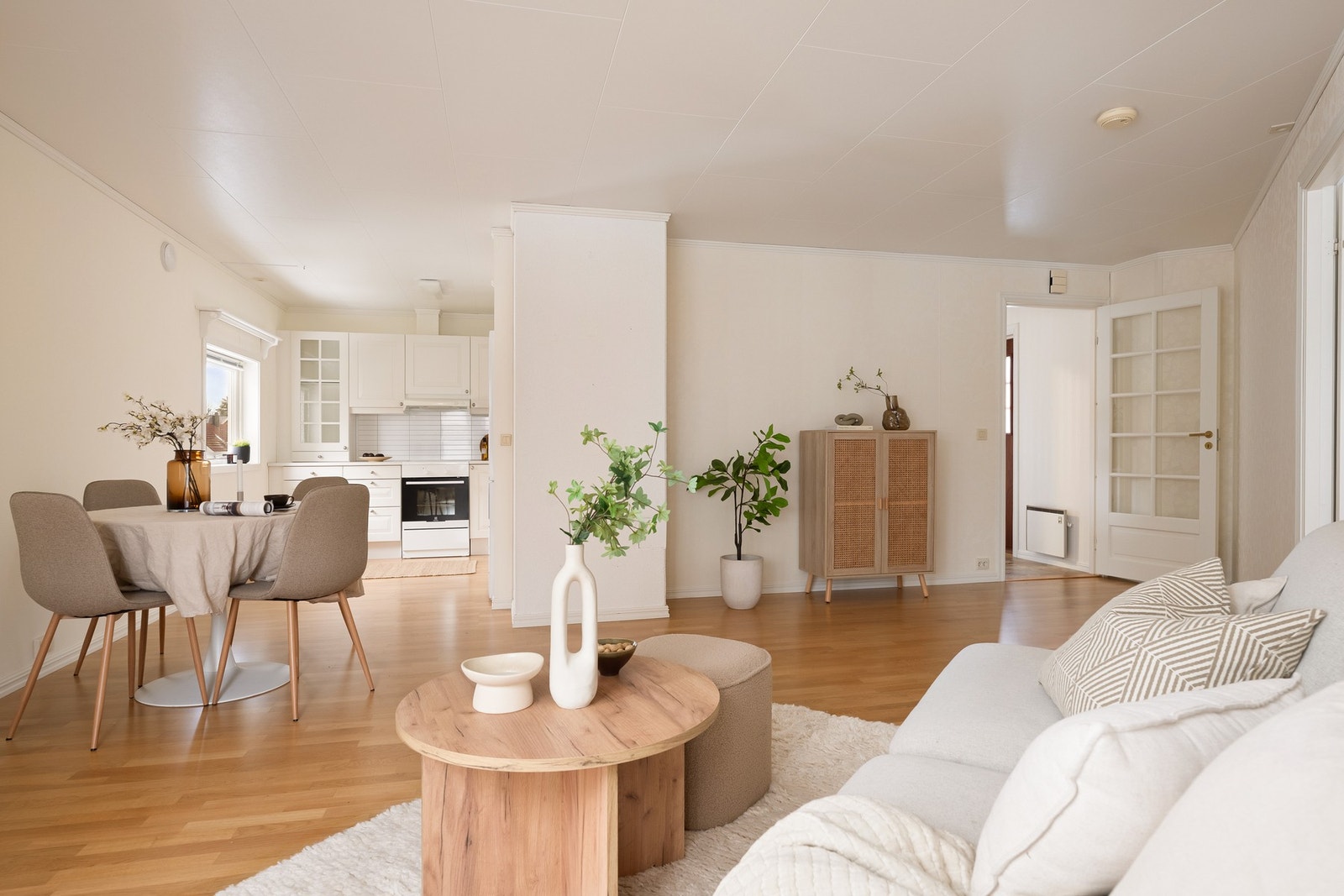 Det er åpen løsning inn mot kjøkkenet, noe som gjør romme til en sosial sone Galleribilde