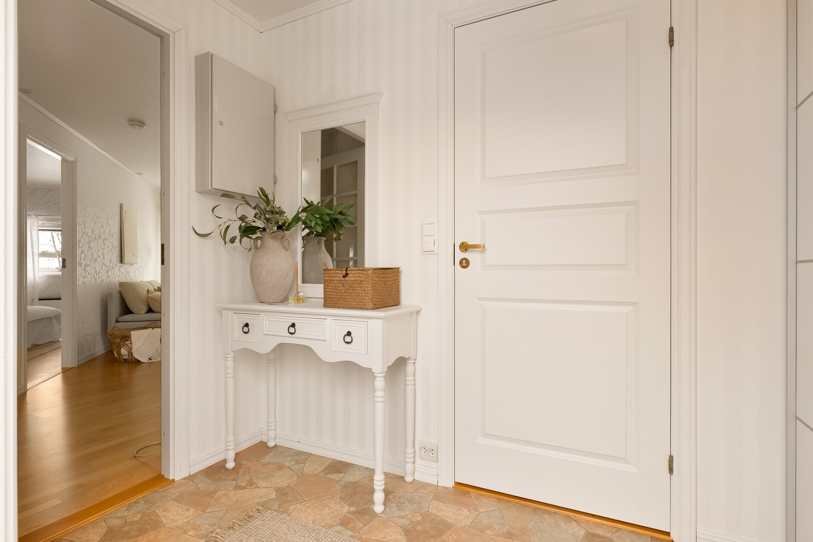 Praktisk og flislagt entre med direkte tilgang til badet Galleribilde