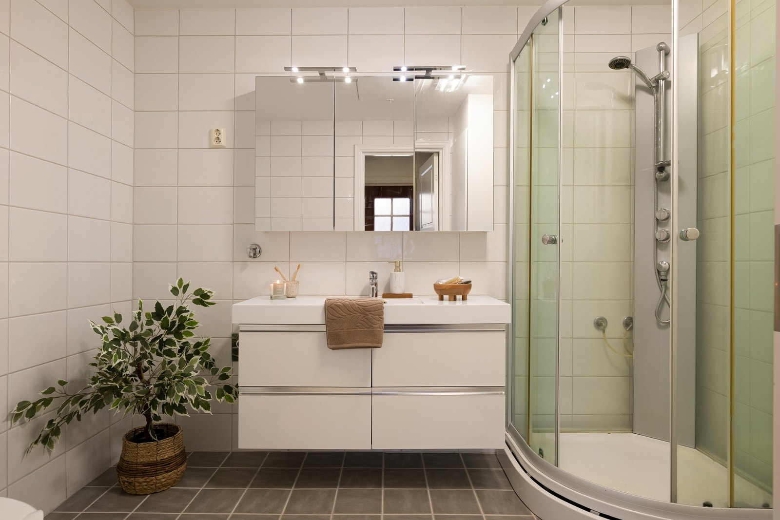 Tidløst og flislagt bad fra ca. 2010 Galleribilde