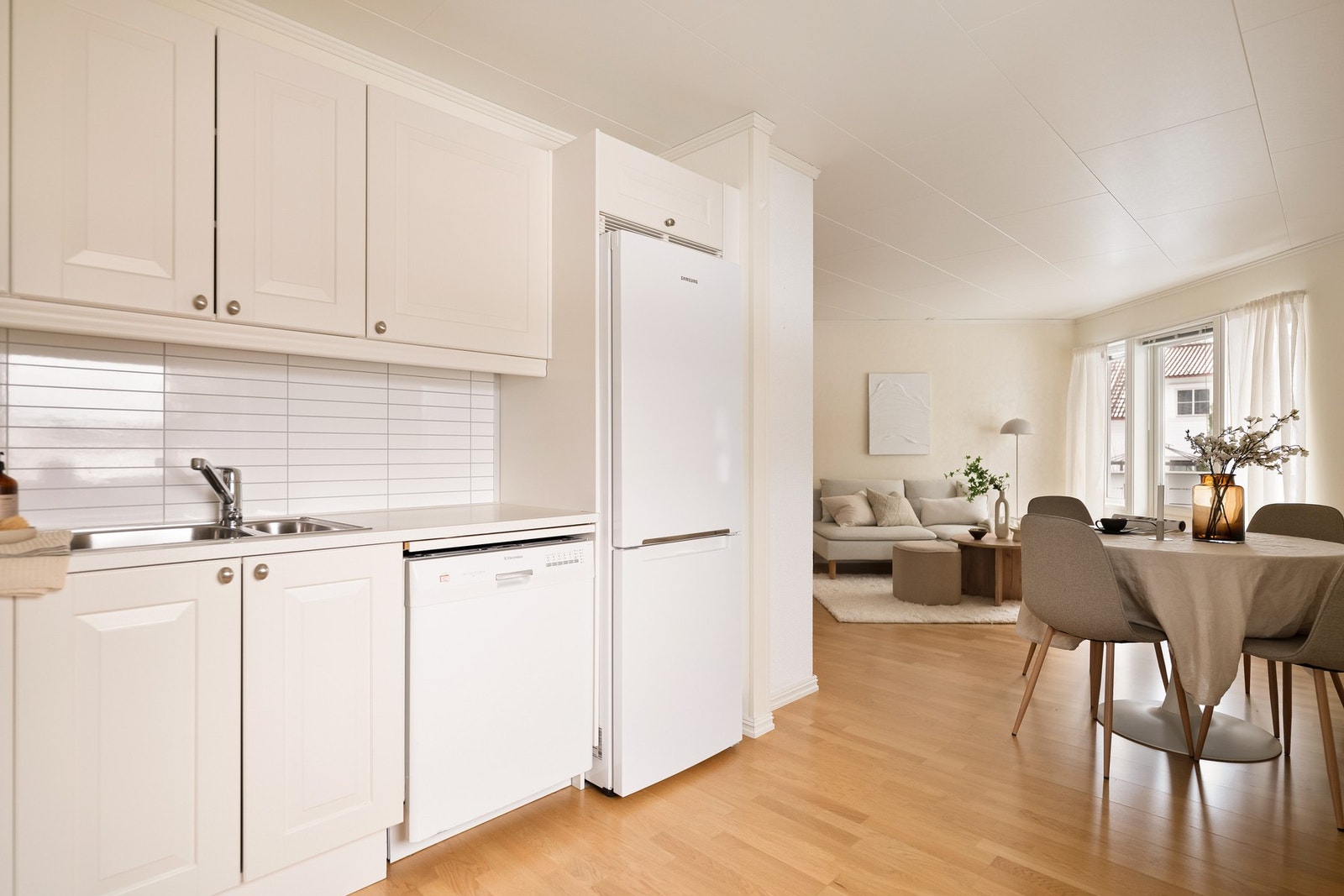 Spiseplassen er praktisk plassert mellom stuen og kjøkkenet Galleribilde