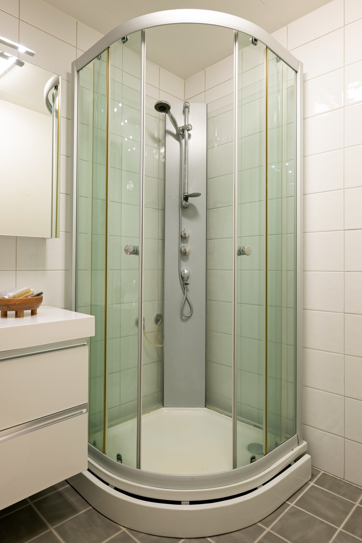 Badet er utstyrt med gulvstående wc, baderomsinnredning med god oppbevaringsplass, dusjkabinett og opplegg for vaskemaskin Galleribilde