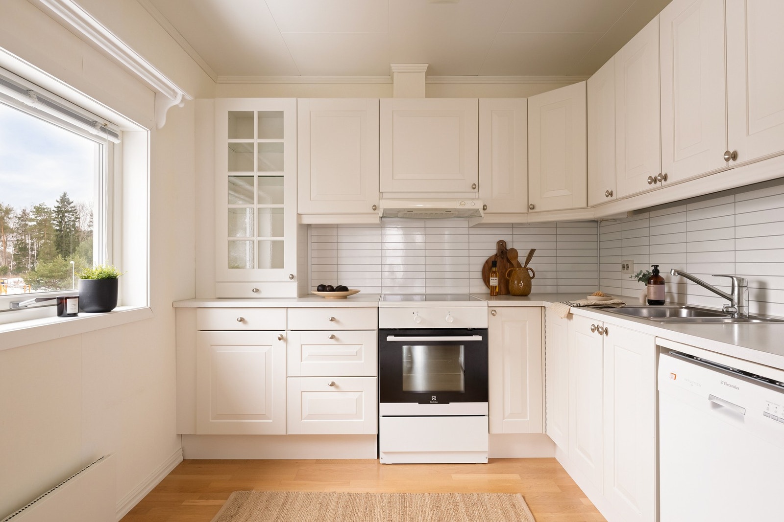 Klassisk kjøkken med hvite profilerte fronter og laminert benkeplate Galleribilde