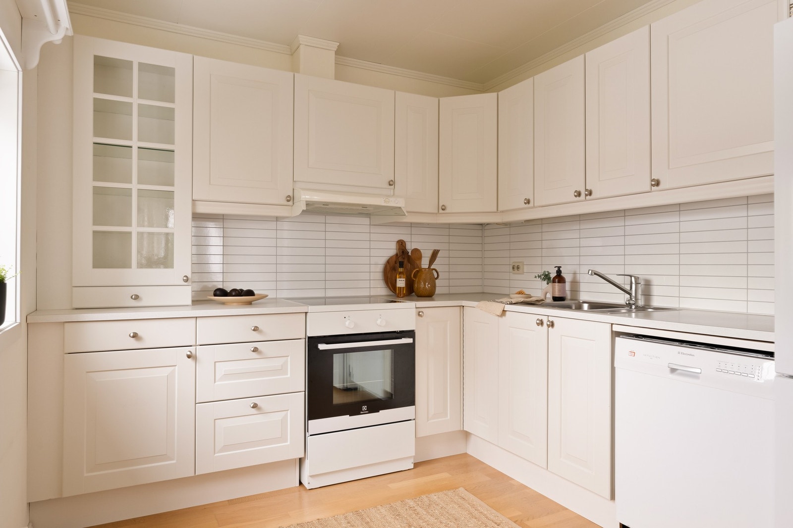 Frittstående hvitevarer og rikelig med oppbevaringsplass Galleribilde