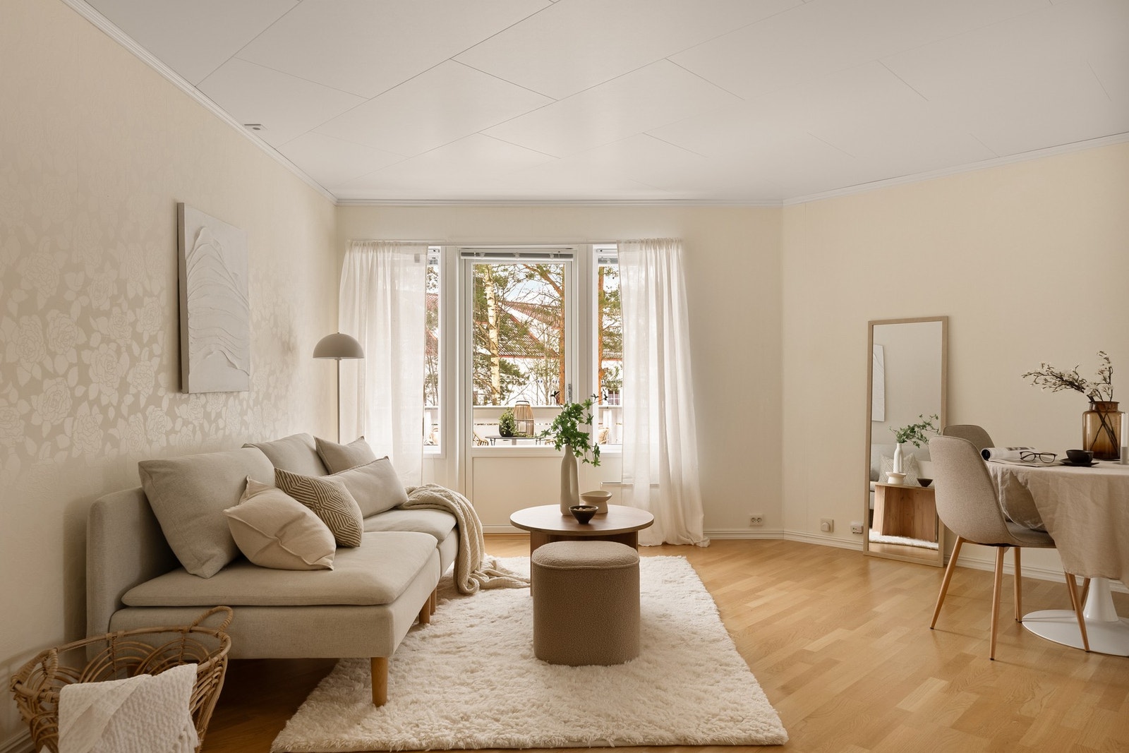 Lys og trivelig stue malt i en behagelig beige tone og parkett på gulv Galleribilde