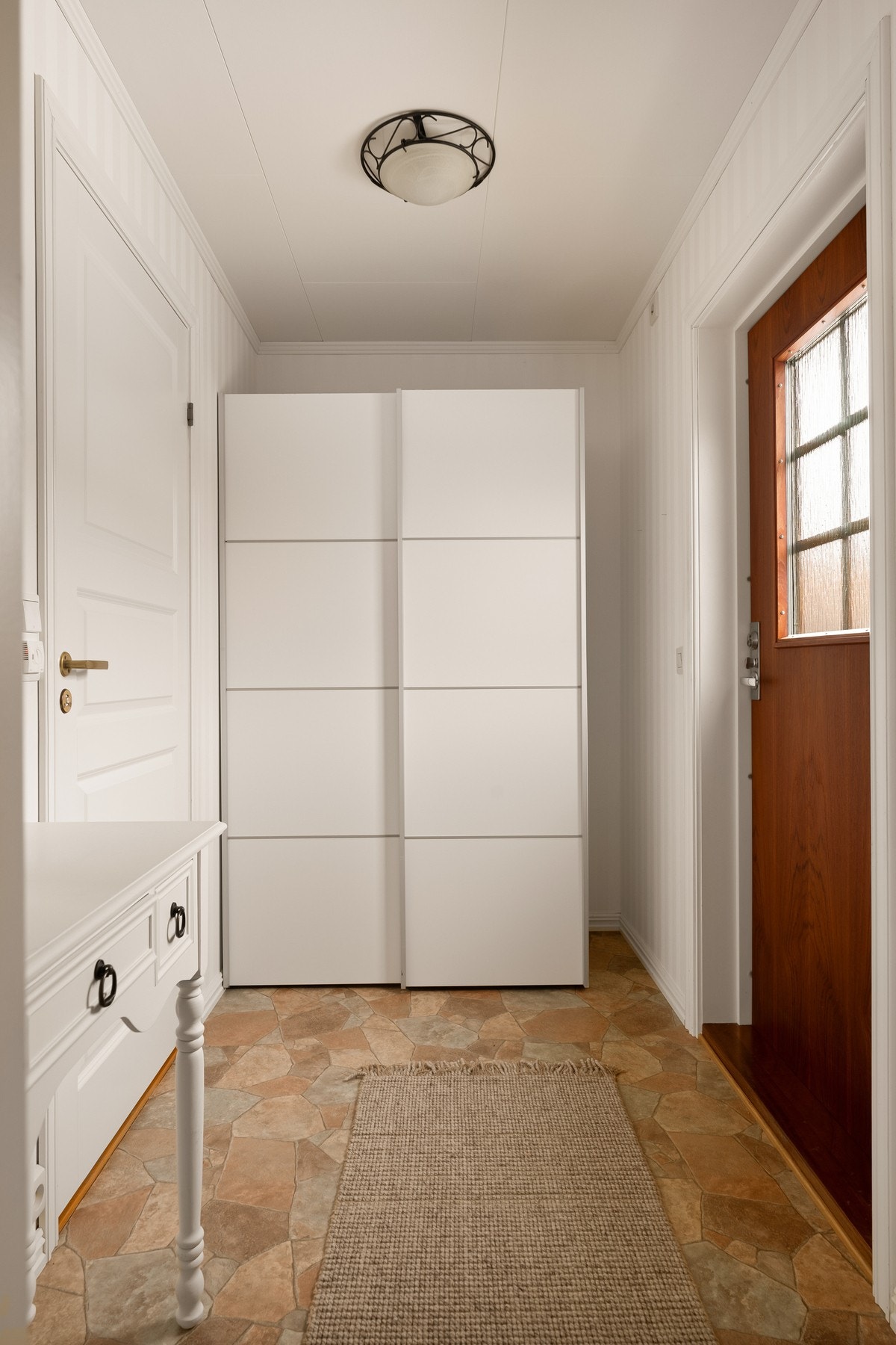 Skyvedørsgarderobe med god plass og mulighet til å holde yttertøyet organisert Galleribilde