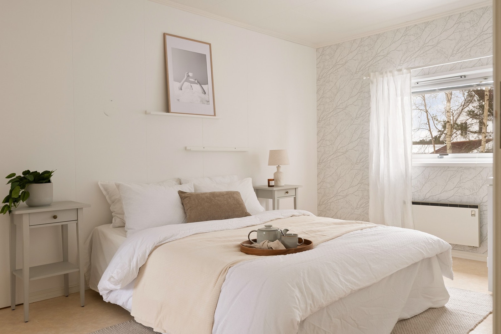 Lyst og innbydende hovedsoverom Galleribilde