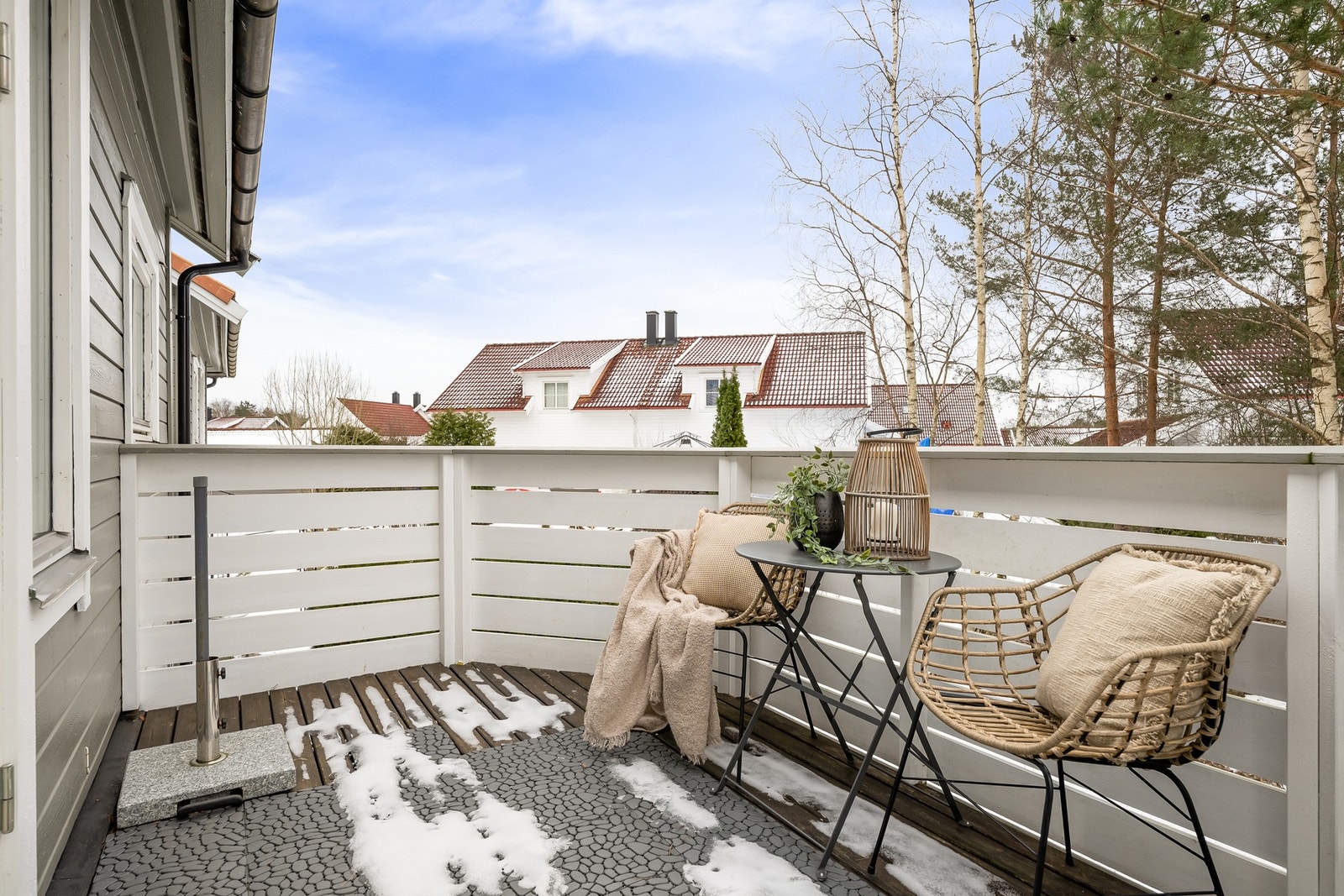 Fra stuen er det utgang til en veranda mot sydøst Galleribilde