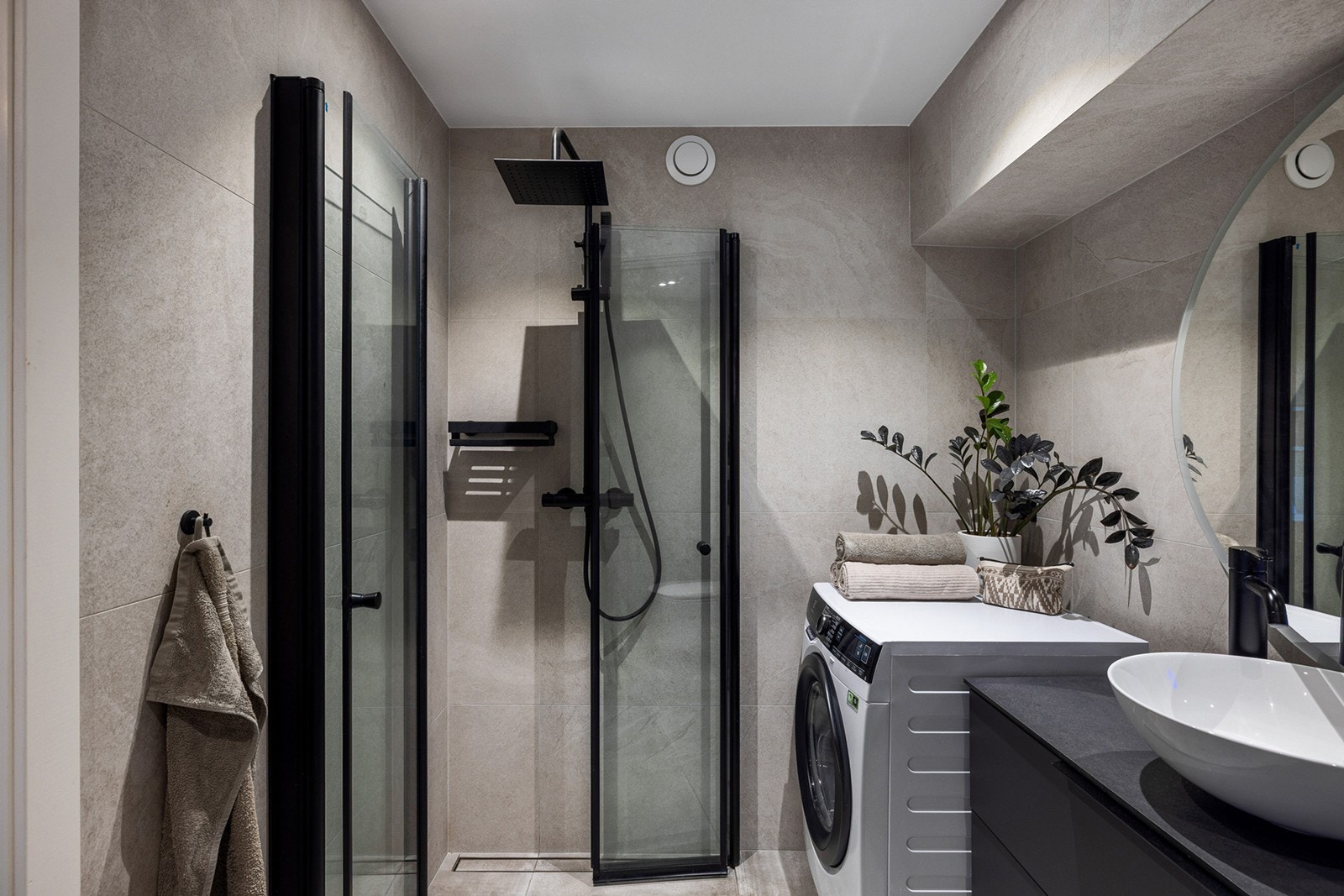 Delikat og moderne bad pusset opp i 2021, med flislagte overflater og behagelig gulvvarme. Galleribilde