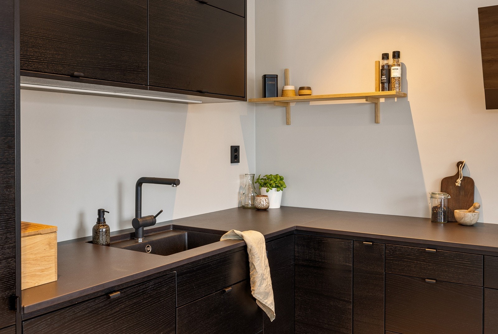 Slitesterk benkeplate i stein gir et eksklusivt preg og lang holdbarhet. Galleribilde