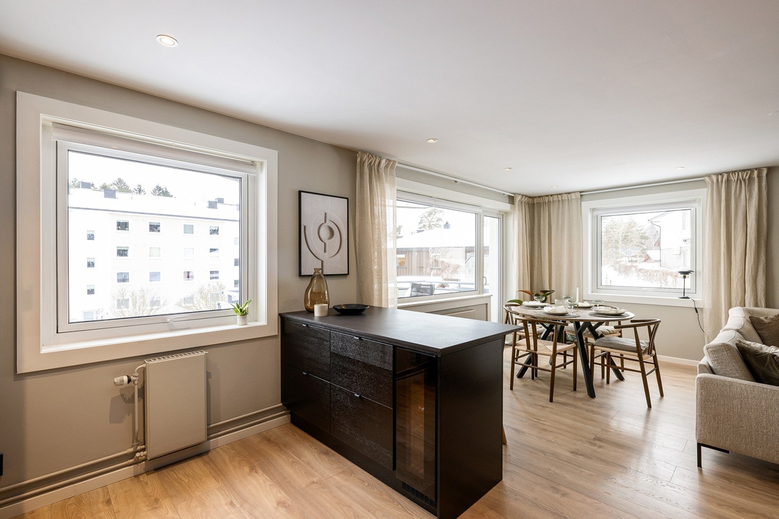 Hyggelig spiseplass mellom kjøkken og stue med store vindusflater som gir rikelig med naturlig lys. Galleribilde