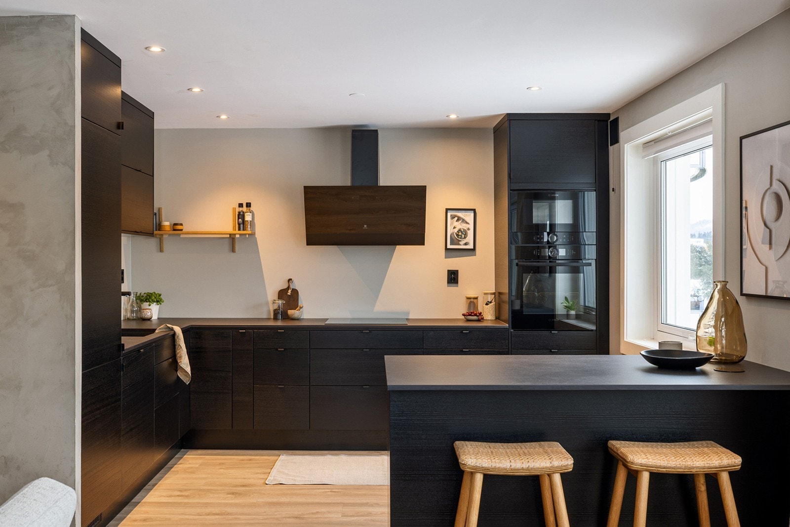 Praktisk kjøkkenøy gir ekstra arbeidsflate og fungerer som en naturlig samlingsplass. Galleribilde