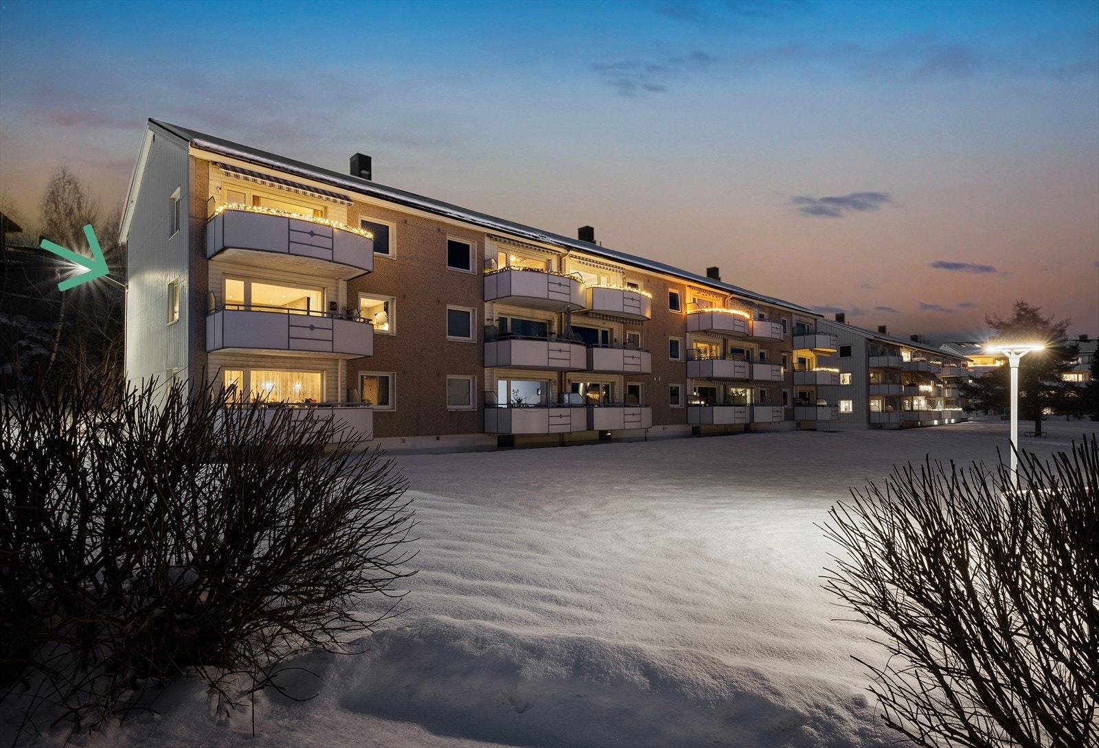 Boligen har en attraktiv beliggenhet på Fjellhamar i Lørenskog, i et rolig og veletablert boligområde mellom Vesletjernet og Langvannet. Galleribilde