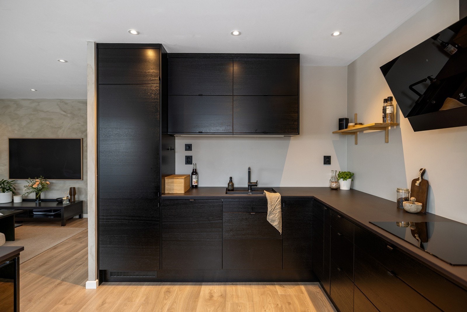 Det er integrert kjøl/fryseskap, oppvaskmaskin, induksjonstopp, vinskap, micro og stekeovn. Vannstoppsystem og komfyrvakt. Galleribilde