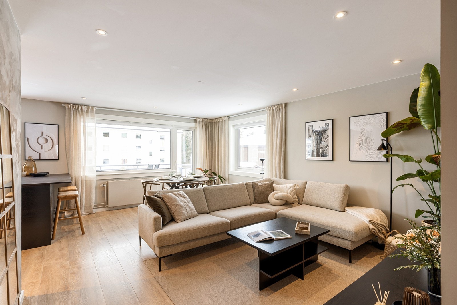 Dette er en innholdsrik 3-roms hjørneleilighet med sentral beliggenhet, betydelig oppgradert i 2021. Galleribilde