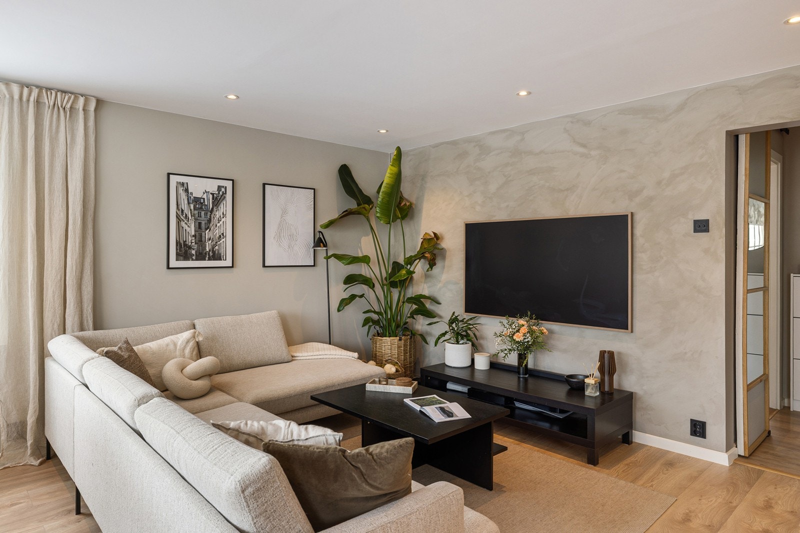 Stuen har en lun og hyggelig atmosfære og god plass til både sofagruppe og øvrig møblement. Galleribilde