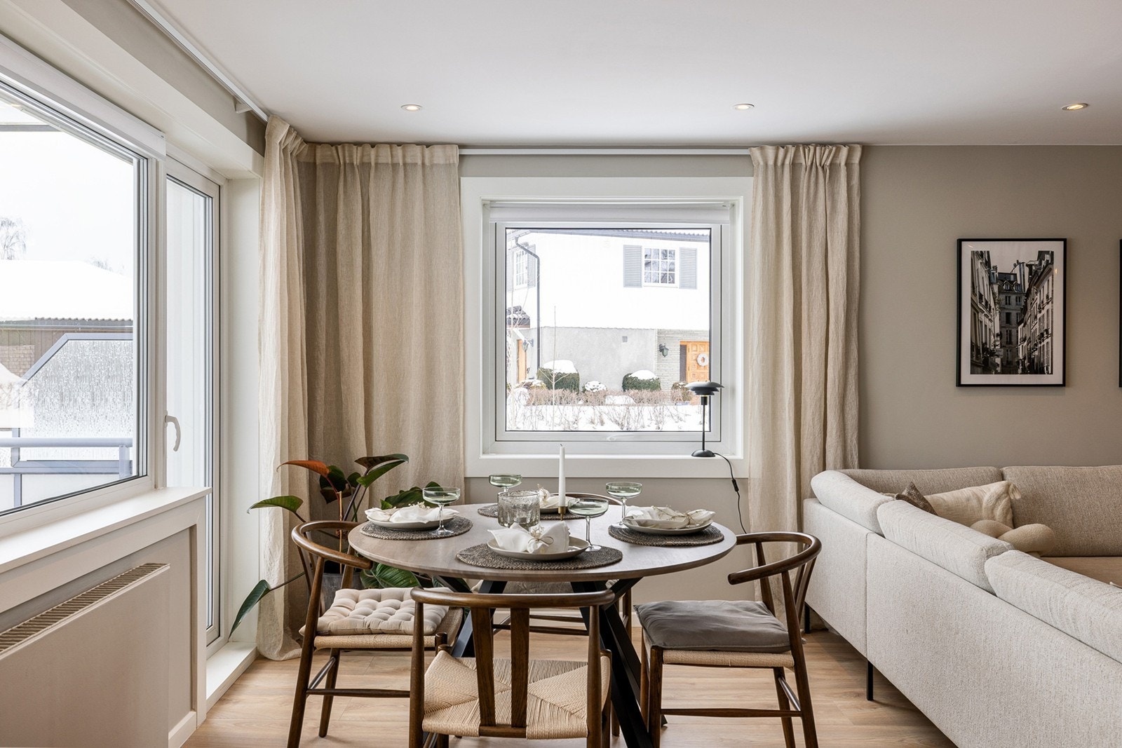 Da dette er en hjørneleilighet så har man et ekstra vindu som gir rikelig med naturlig lys og en luftig romfølelse. Galleribilde