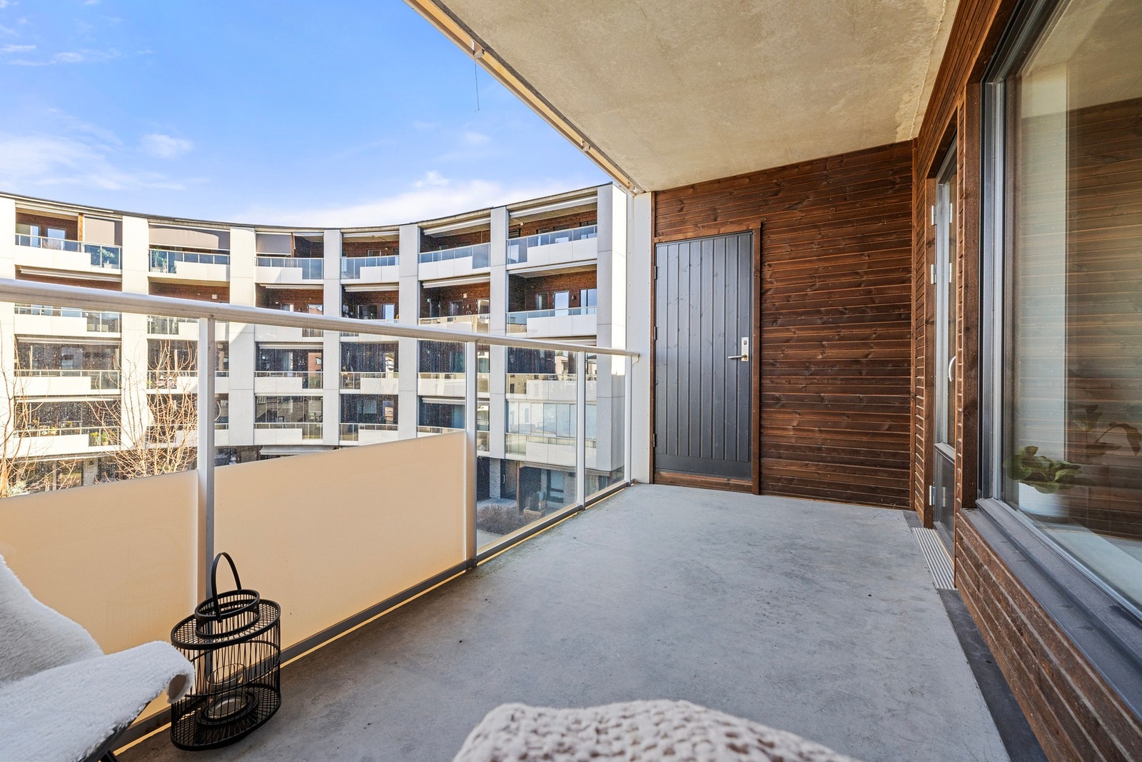 En lys og moderne 3-roms selveierleilighet fra 2018, beliggende i byggets 3. etasje med heisadkomst. Galleribilde