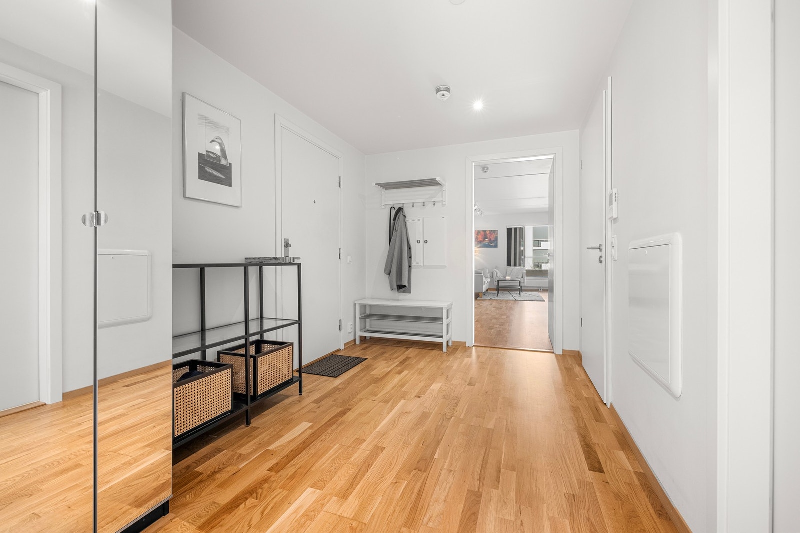Du ønskes velkommen inn i en lys og innbydende entré med parkett på gulvet og hvitmalte vegger som gir et tidløst og rolig førsteinntrykk. Galleribilde
