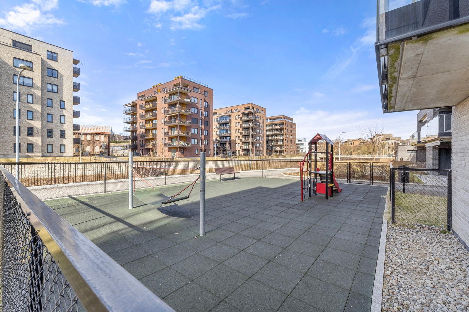 Skjermet og trygt lekeområde på fellesarealene - perfekt for barnefamilier. Galleribilde
