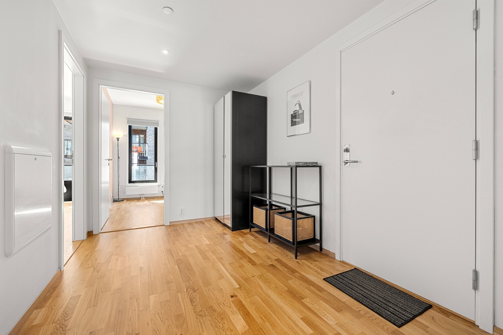 Her er det god plass til både yttertøy og sko, med en praktisk kombinasjon av garderobeskap og åpen hylleløsning med kurver. Galleribilde