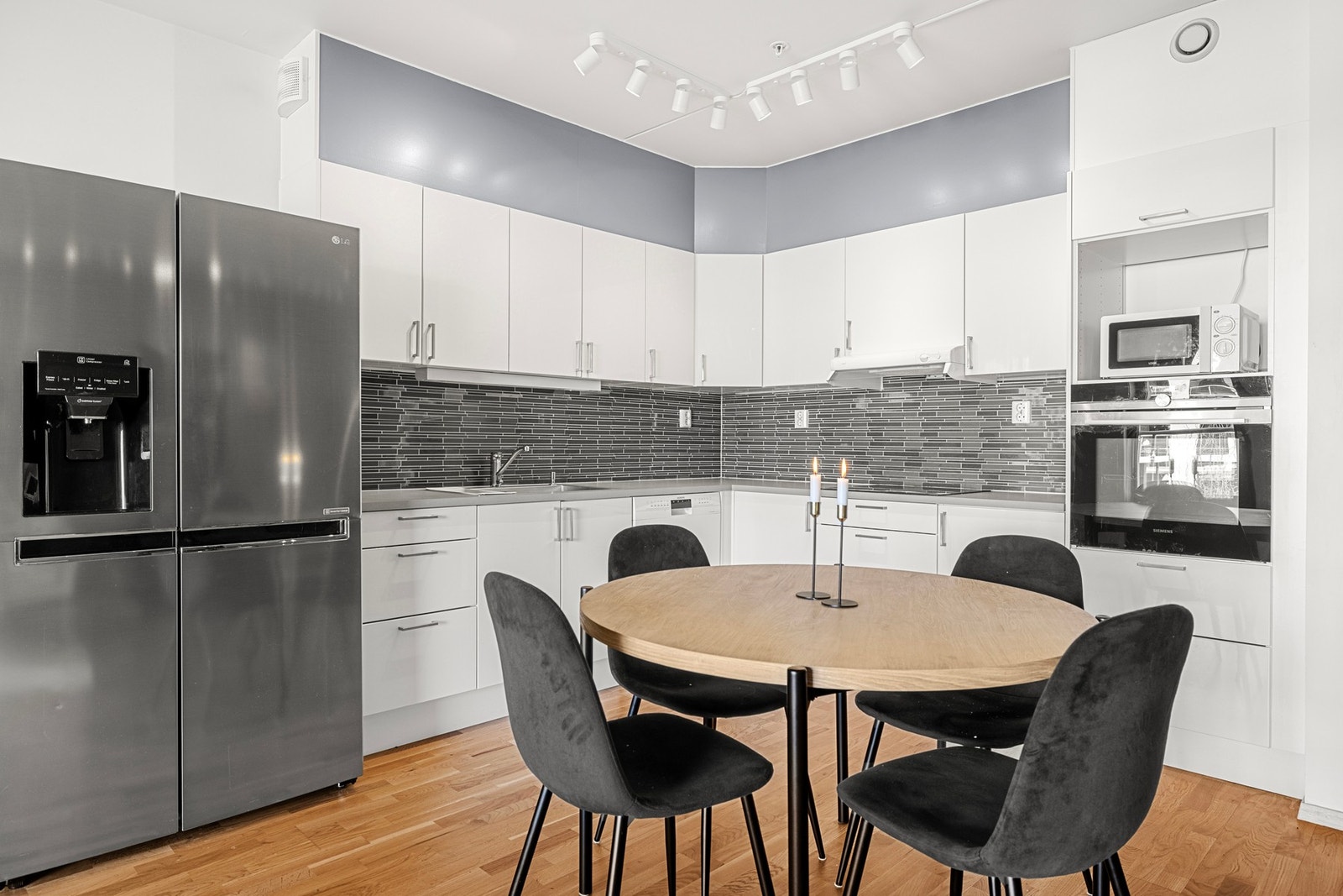 Laminat benkeplate med nedfelt oppvaskkum og ettgreps blandebatteri gir god arbeidsflate og funksjonalitet. Galleribilde