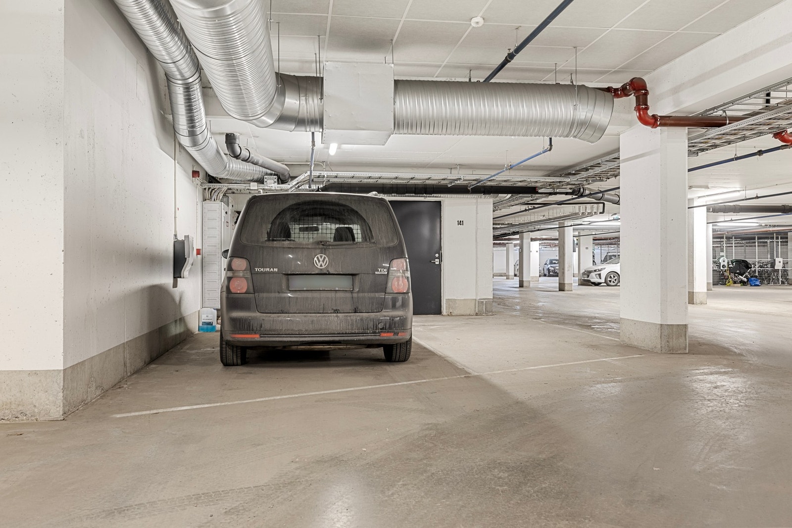 Garasjeplasser er tinglyst som tilleggsdeler til boligseksjonen. Ved salg av bolig følger garasjeplass med. Galleribilde