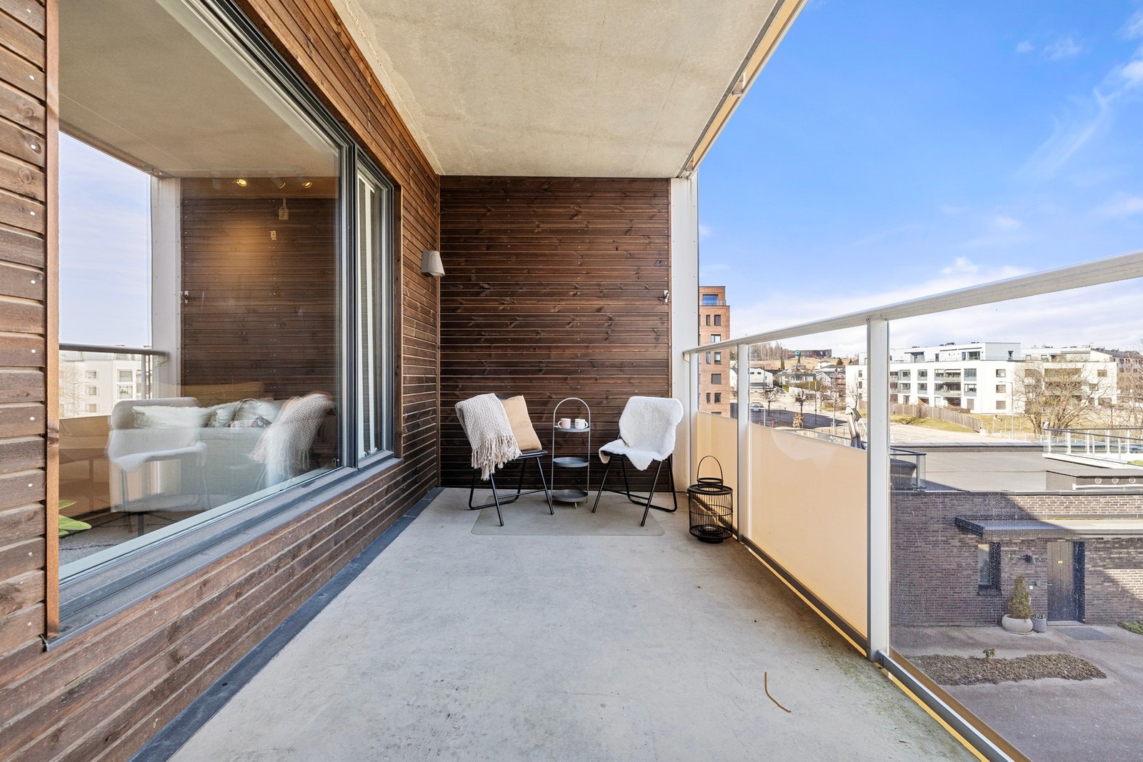 Leiligheten har to balkonger, fra stuen er det utgang til en av balkongene som er overbygd og på ca. 10 m². Galleribilde