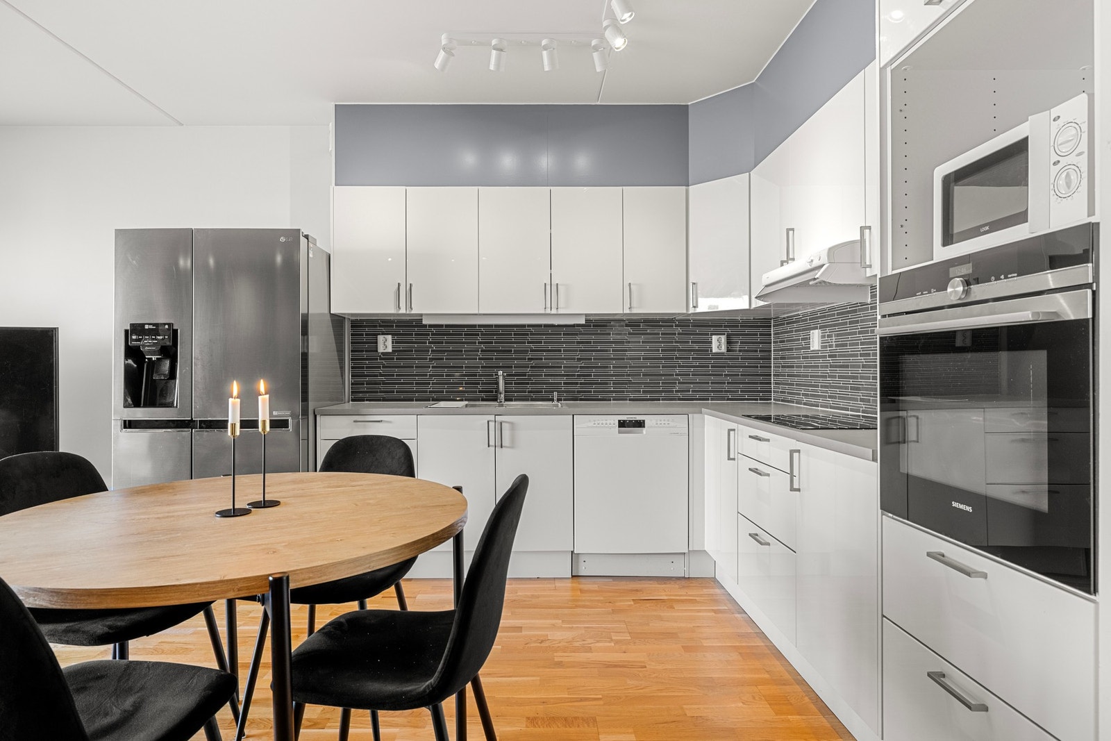 Kjøkkenet er utstyrt med integrert oppvaskmaskin, stekeovn, induksjonstopp og ventilator med mekanisk avtrekk, samt installert komfyrvakt for ekstra trygghet. Galleribilde