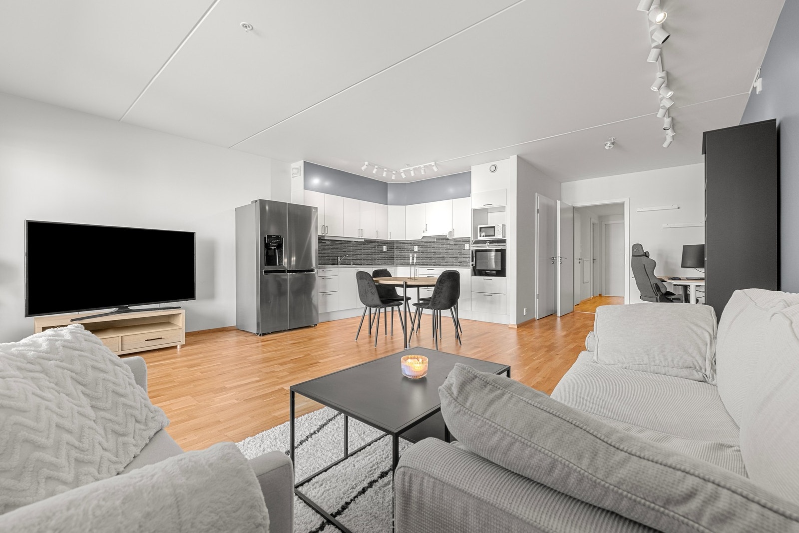 Her er det god plass til både sofagruppe, spisebord og et eget hjørne til hjemmekontor. Galleribilde