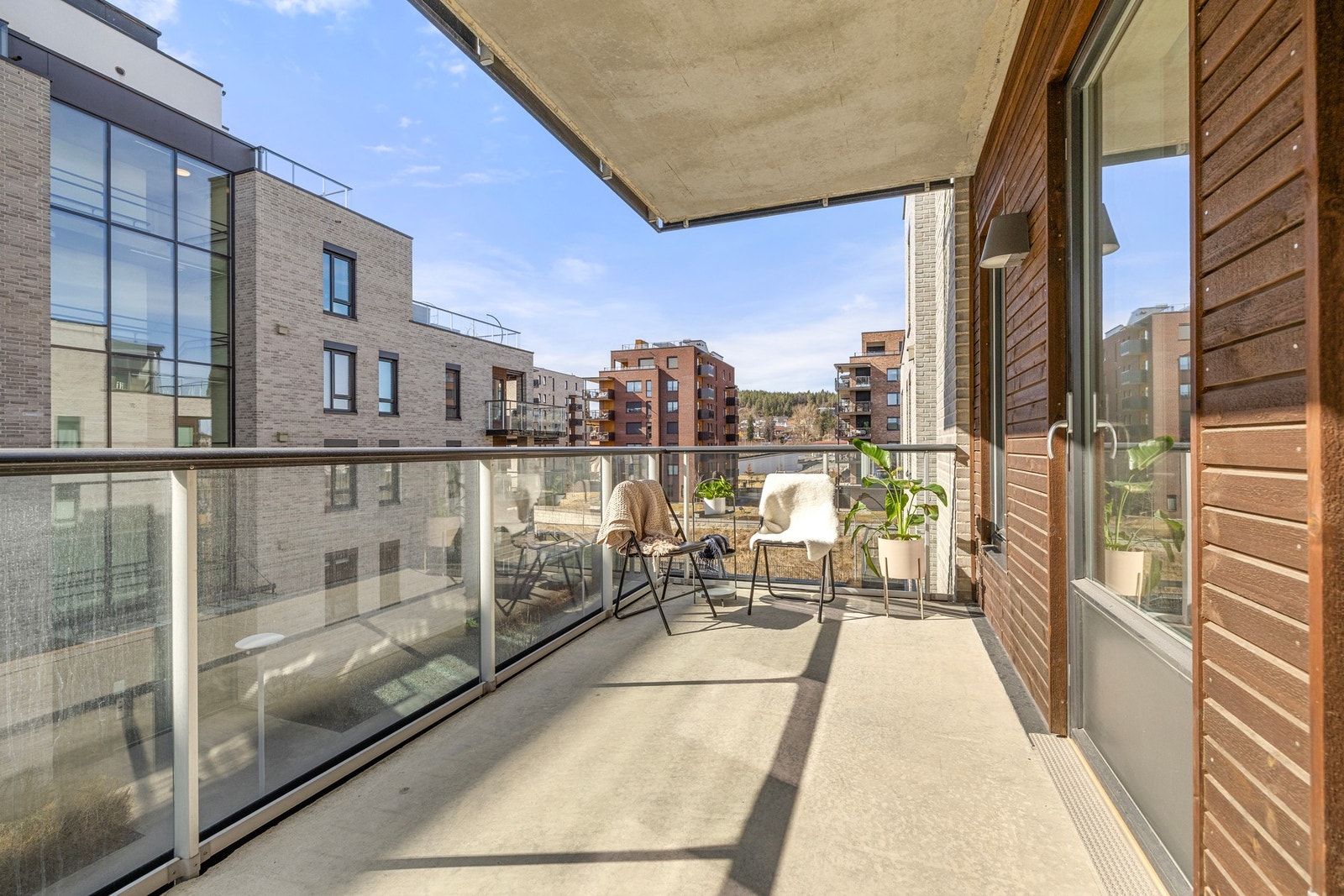 Leiligheten byr på en smart og funksjonell planløsning, gode materialvalg og to solrike balkonger som gir flotte uteplasser gjennom store deler av dagen. Galleribilde