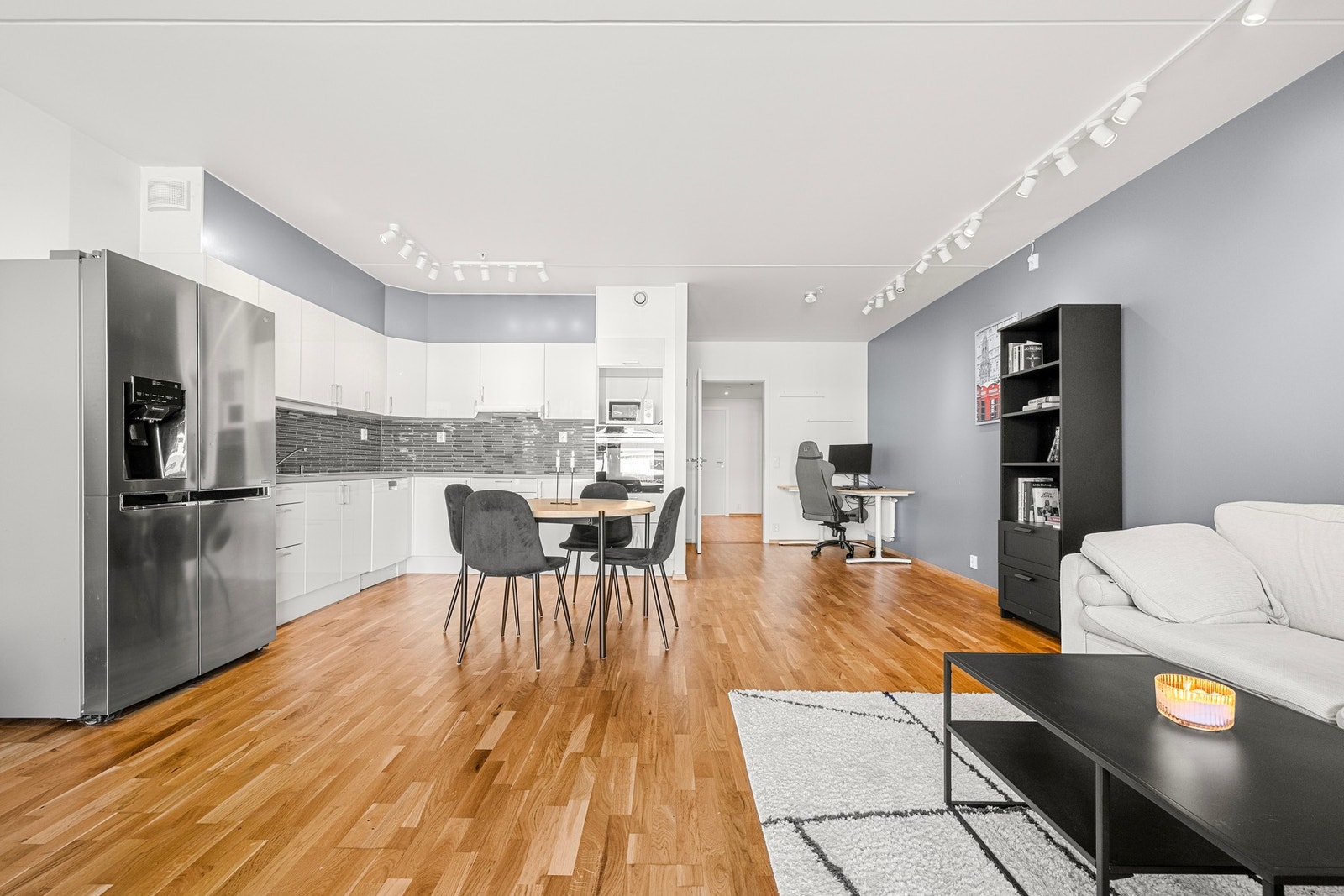 Kjøkkenet er praktisk og stilrent, med moderne innredning fra Sigdal i slette, hvite fronter som gir et tidløst og rent uttrykk. Galleribilde