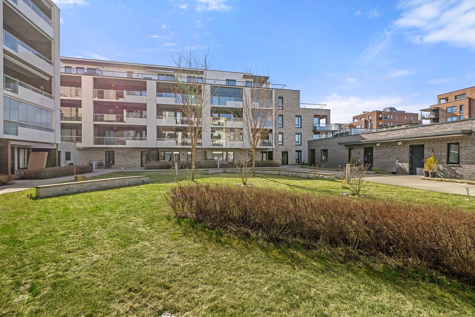 Grønt og pent opparbeidet uteareal. Galleribilde