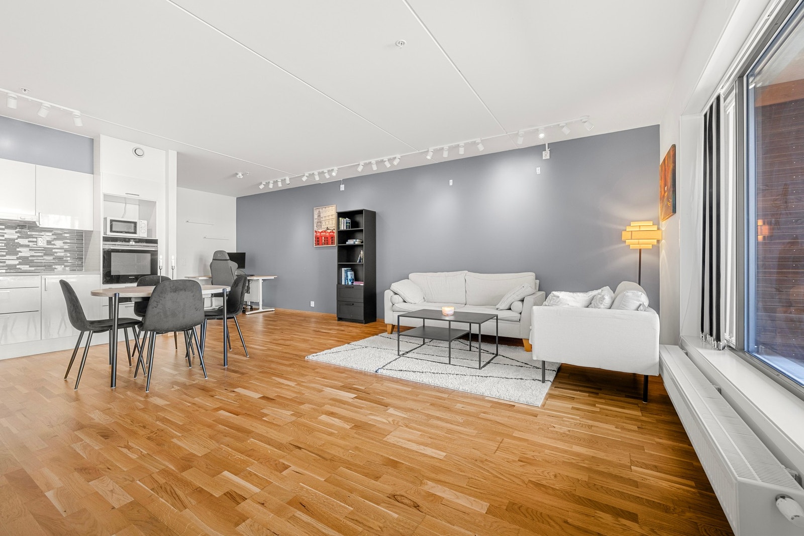 Den lyse parketten går gjennom hele rommet og skaper en lun og helhetlig atmosfære. Galleribilde