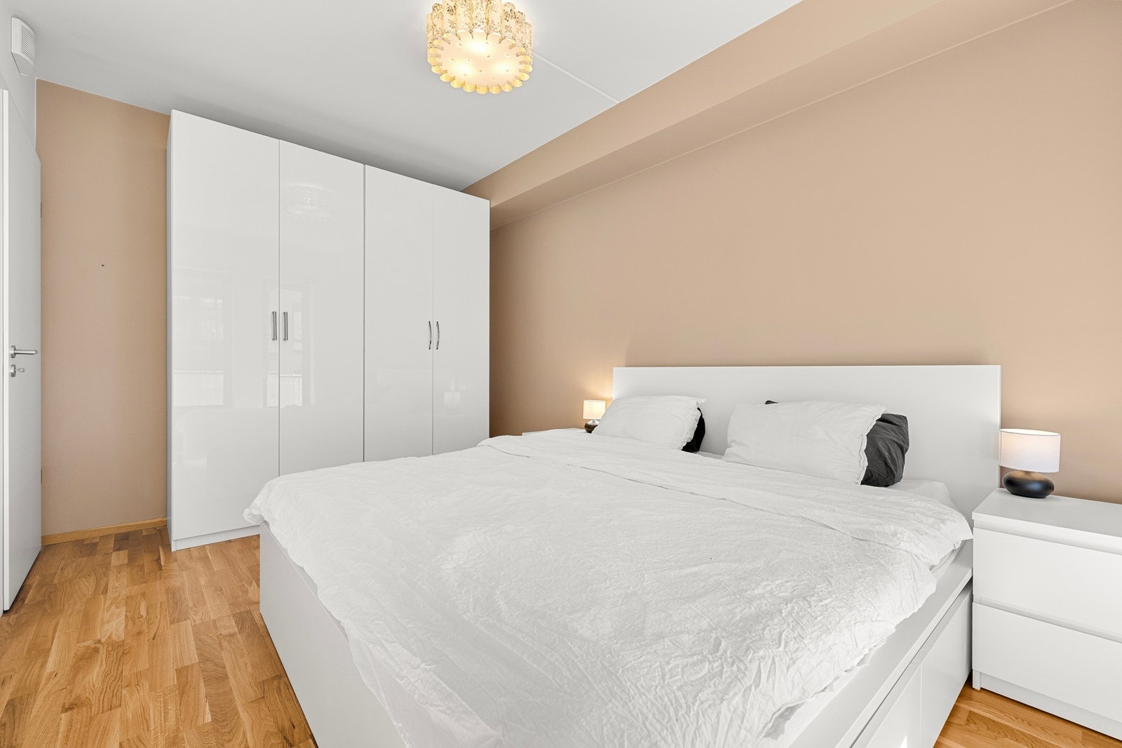 Hovedsoverommet har plass til dobbeltseng og garderobeløsning, og har i tillegg utgang til balkong på ca. 9 m². Galleribilde