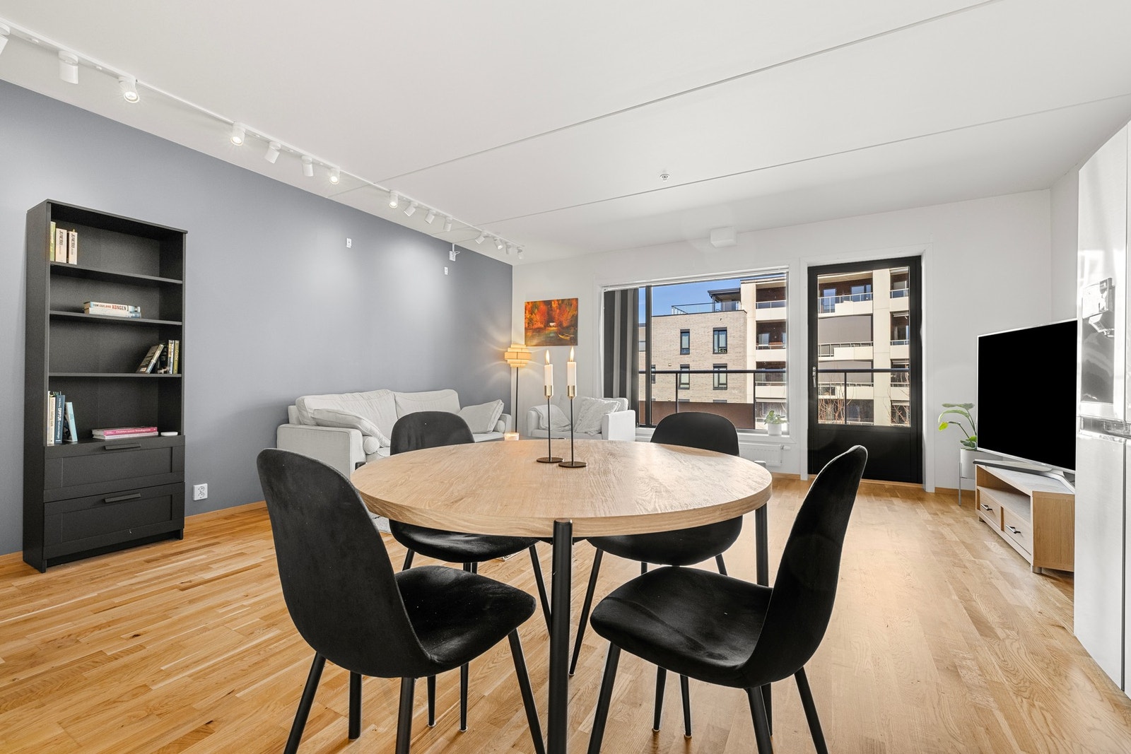 Store vindusflater slipper inn rikelig med dagslys og gir en fin romfølelse. Galleribilde