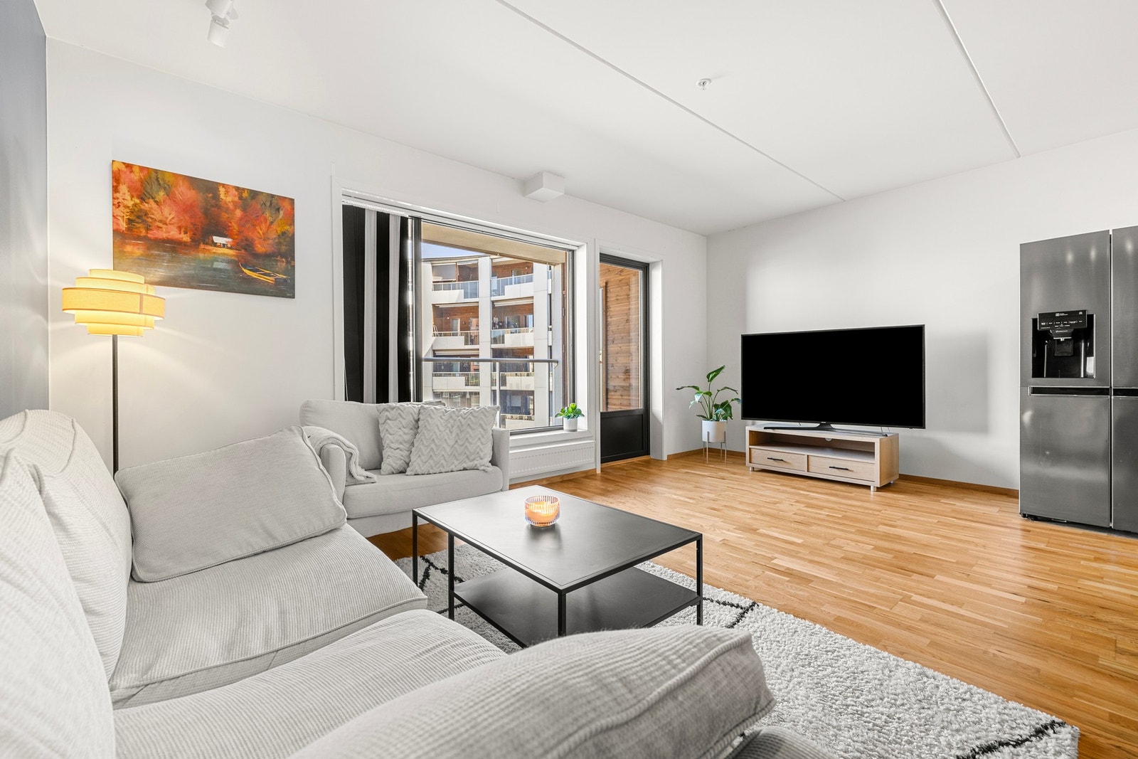 Stuen oppleves som romslig og luftig, med en åpen og sosial løsning mot kjøkken og spiseplass. Galleribilde