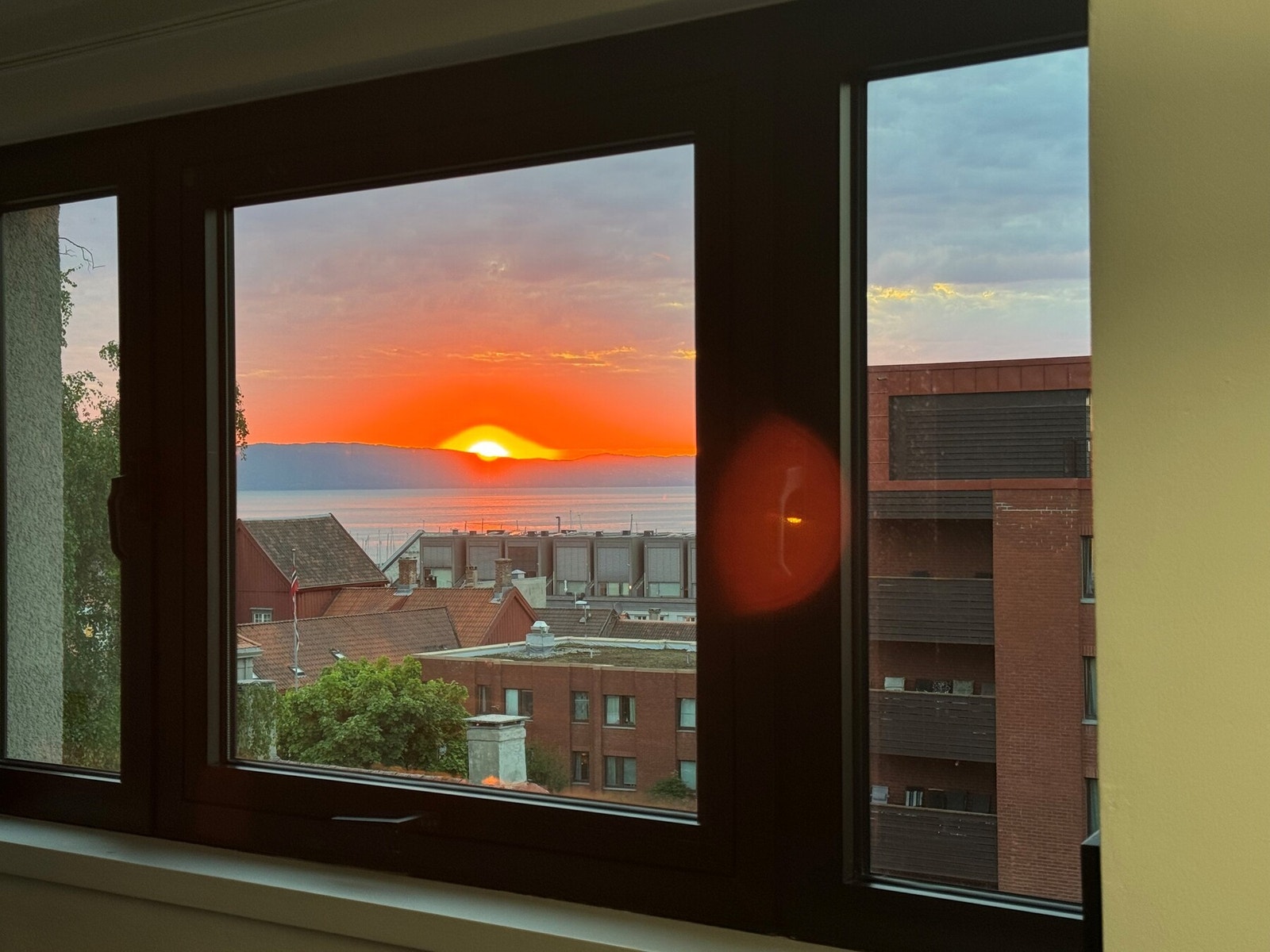 Her sitter man på orkesterplass når fargespillet på himmelen utspiller seg om kvelden (selgers egne bilder). Galleribilde