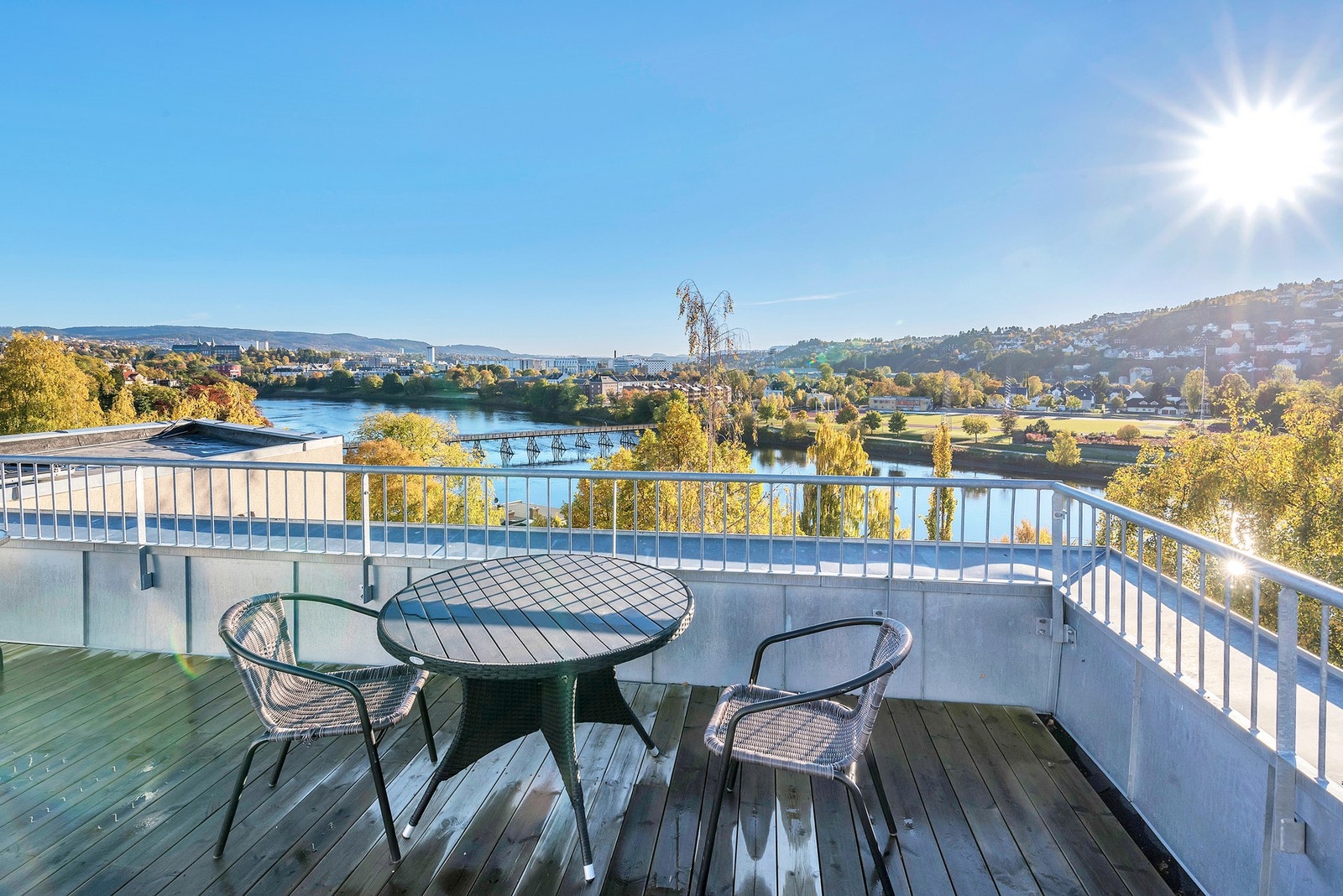 Borettslaget har en felles takterrasse som benyttes av beboerne. Midt i blinken på solfylte dager. Galleribilde