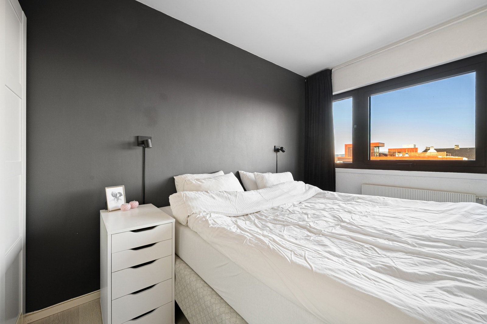 Stort soverom på 8 m². God plass til både dobbeltseng og ønsket garderobeløsning. Galleribilde