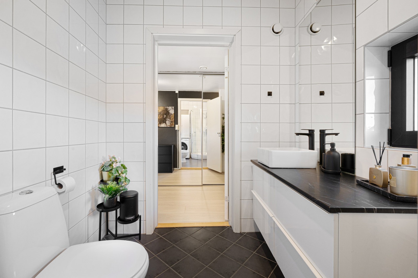 Pent flislagt bad på 4,7 m². Galleribilde