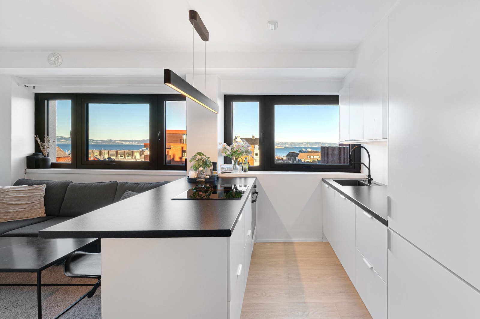 Tidsriktig og moderne kjøkken i lyse farger. Galleribilde