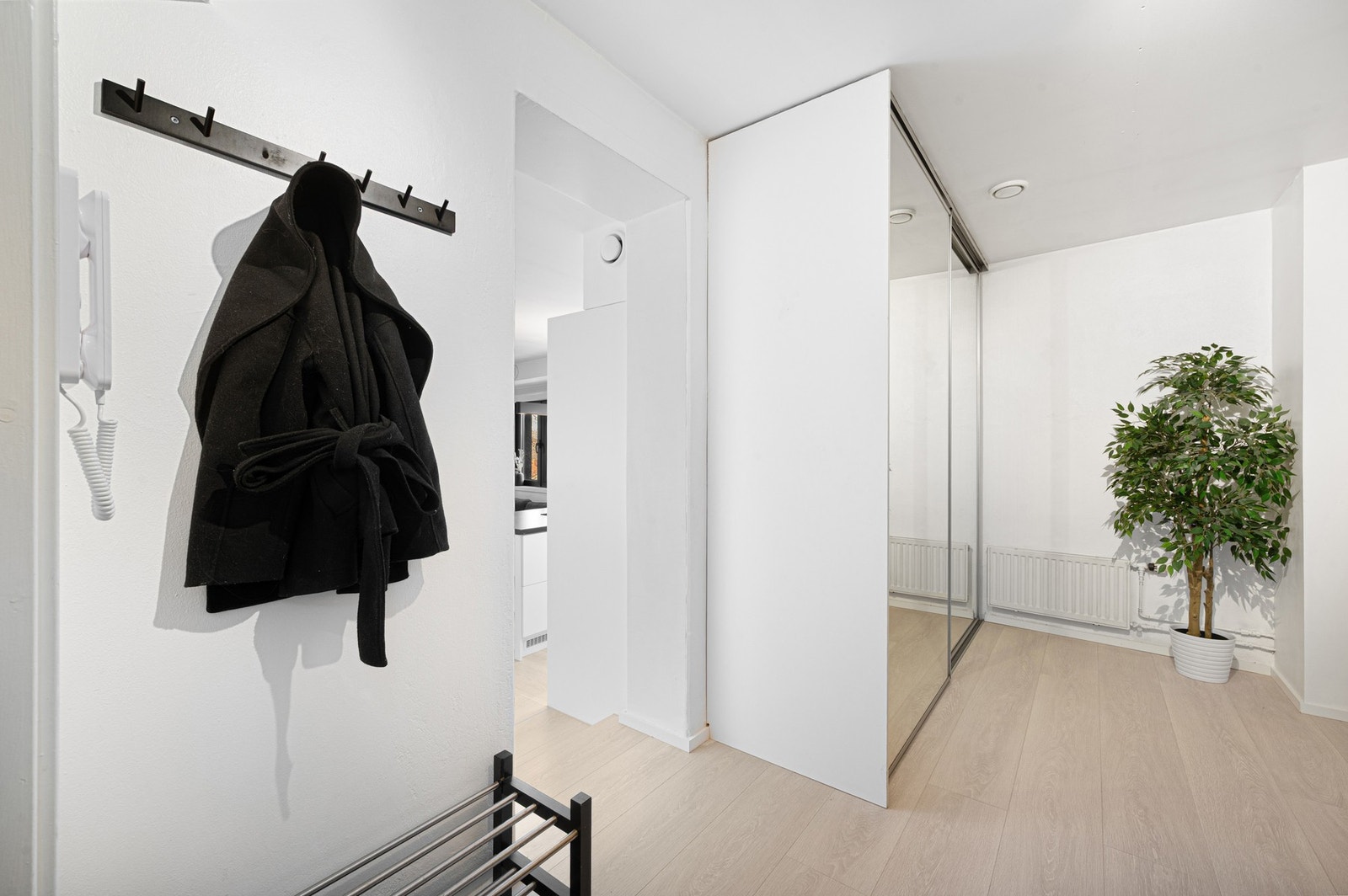 Praktisk skyvedørsgarderobe m/speilfronter som medfølger i handelen. Galleribilde