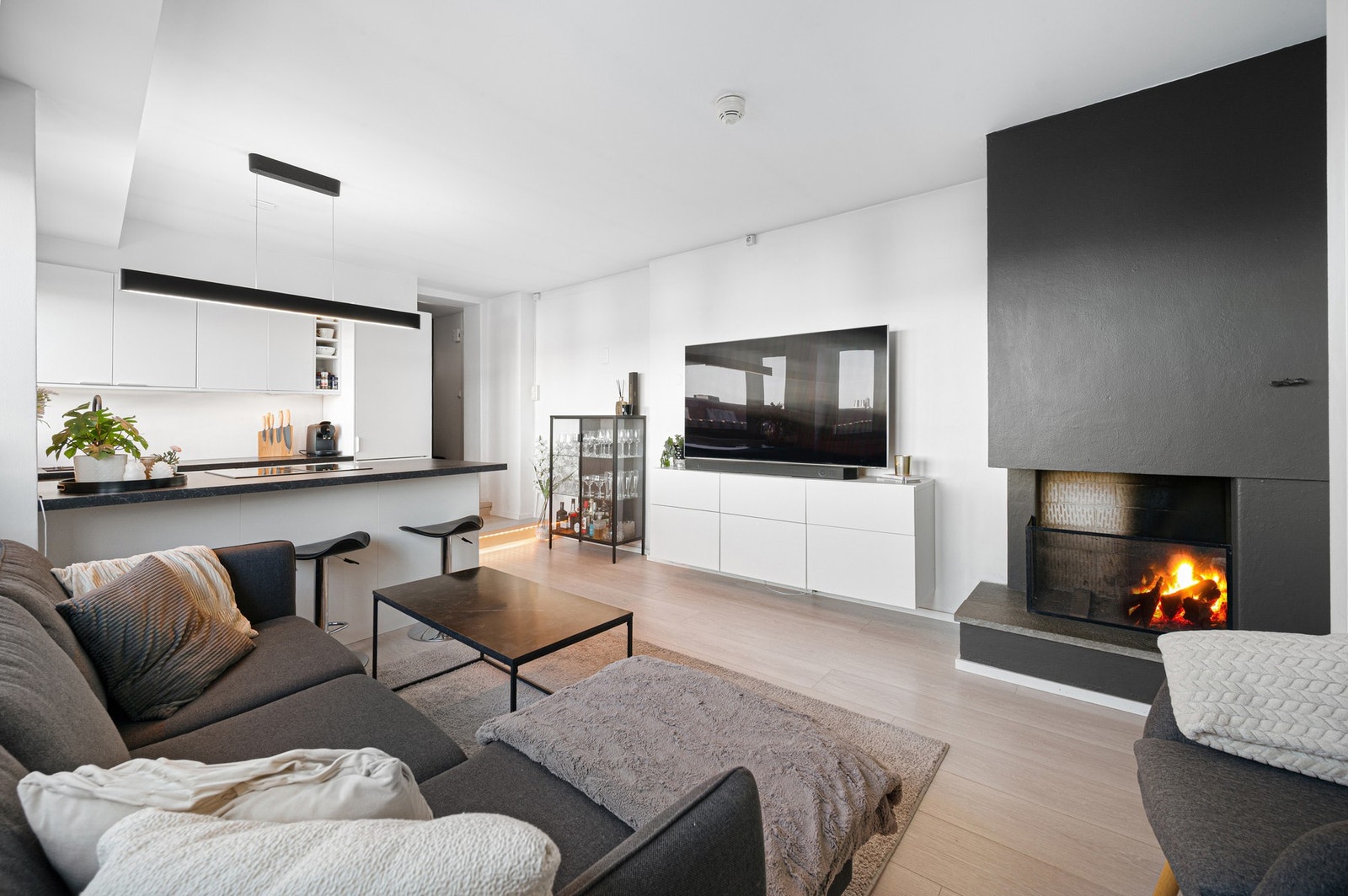 Leiligheten har en åpen løsning mellom kjøkken og stue på ca 20 kvadratmeter. Galleribilde