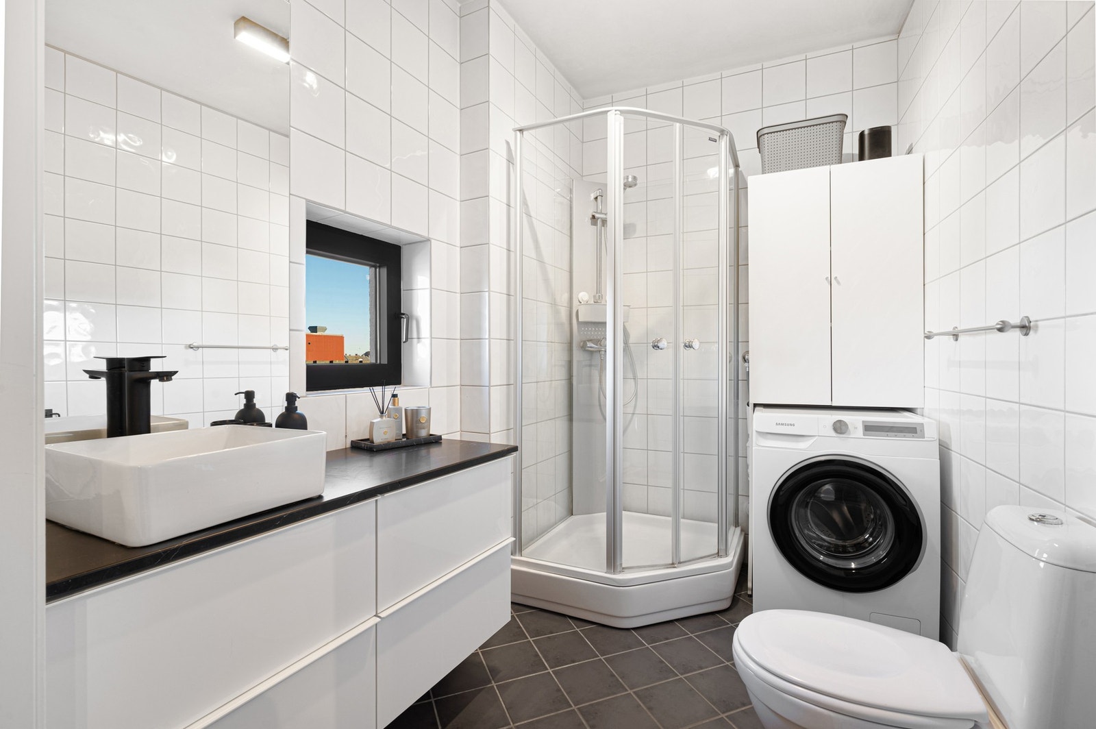 Rommet har behagelig gulvvarme, opplegg for vaskemaskin og en moderne baderomsinnredning. Galleribilde